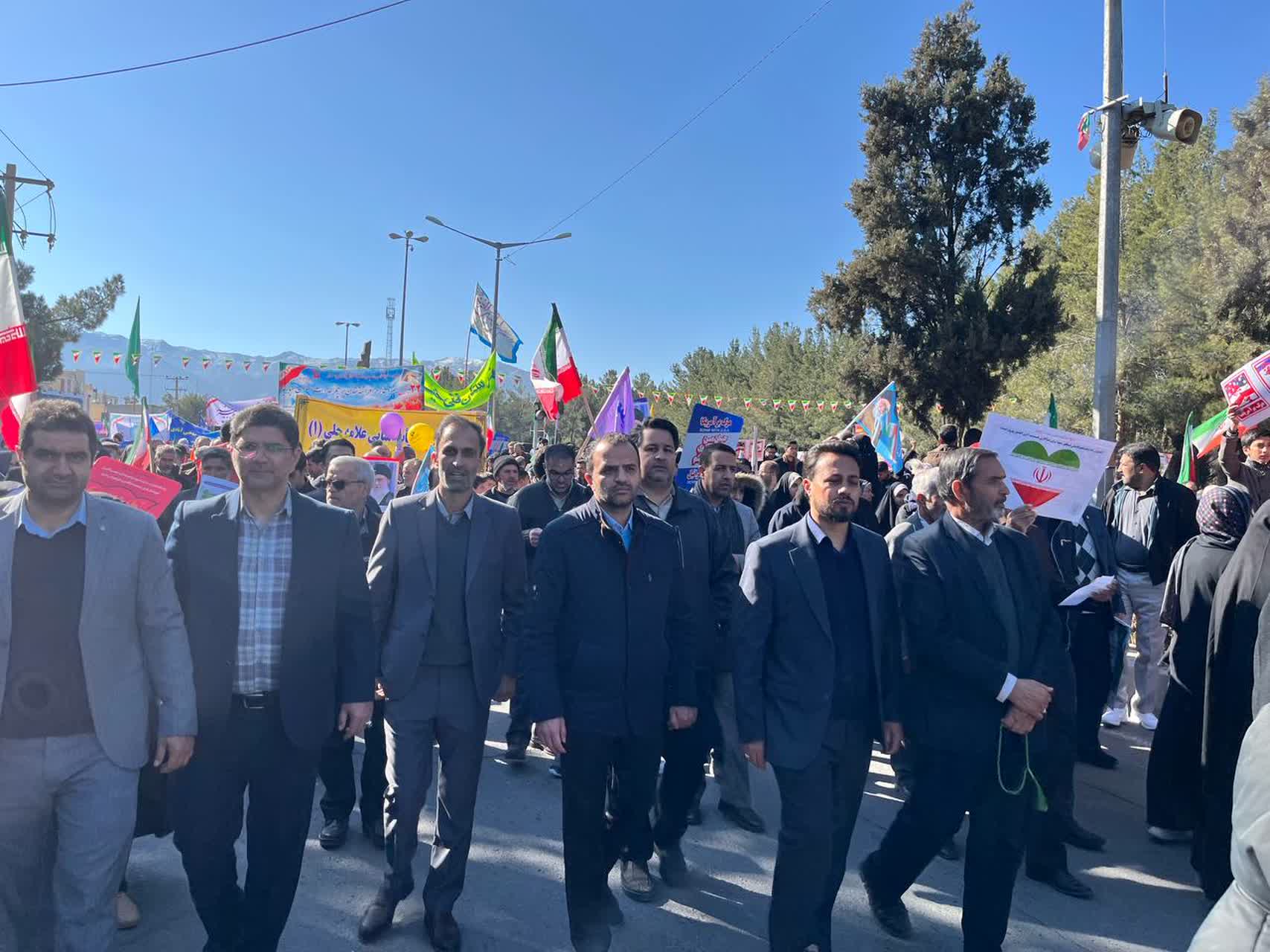 حضور معاون هماهنگی امور عمرانی استانداری،مدیرعامل، معاونین، مدیران و پرسنل سازمان در راهپیمایی ۲۲بهمن